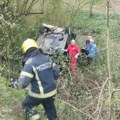 Saobraćajna nezgoda kod Kragujevca – vatrogasci izvlačili povređenog iz automobila
