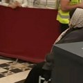 Naša glumica u invalidskim kolicima u Hramu Svetog Save: Pre 20 meseci je izjavola da je polomila nogu