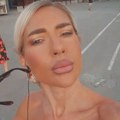 Jovana polugola vozi rolere na Dorćolu: Prolaznici u šoku zbog njenog stajlinga - obukla kratki šorts i top
