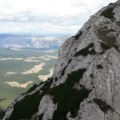 Pas čeka planinare i gađa ih kamenjem: Neverovatan snimak sa Durmitora, ljudi ne veruju šta vide