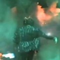Plamen mu je zahvatio glavu, a muzičar nije znao da gori: Jeziv snimak otkriva trenutak kada je počeo njegov sunovrat