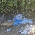 Osvanuo prvi četvrtak bez kontejnera u Jatagan mali, ali sa zelenim kantama. Koja vajda, smeće i dalje na mestima kontejnera!