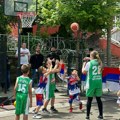 Dirljiv prizor na severu KiM: Deca igrala basket ispred kordona Kfora