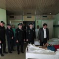 Gašić posetio ranjenog policajca u Somboru: Nećemo dozvoliti da budu mete