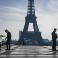 Pariz: Ajfelova kula i predvorje evakuisani nakon dojave o bombi