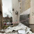 Obrušavanje fasade zgrade u Nišu - 2 meseca kasnije nove nema, stara nastavlja da se ruši
