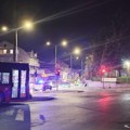 Autom udario u ogradu kod autobuske stanice u Nišu i prevrnuo se na krov