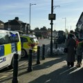 Jeziv snimak iz Londona Mladić vitla mačem na ulici, ranio nekoliko osoba, među njima i policajci (video)