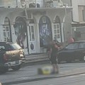 Jezivo nasilje u Čačku: Mladić stoji iznad devojke dok ona leži na trotoaru i plače, "udarao ju je nogama"