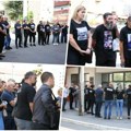 Zagrljeni u crnim majicama s likom najmilijih: Porodice ubijenih u masakru kod Mladenovca stigle na suđenje Urošu Blažiću…