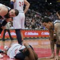 Teška povreda NBA asa: Udario glavom o parket, u kolicima ga izvezli iz dvorane (video)