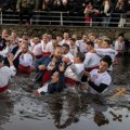 Bugari ponovo plivali za časni krst: Svi se sećaju čuvenog snimka, pogledajte kako je to izgledalo ove godine (foto/video)