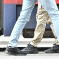 Strašan prizor kod đerma: Tramvaj teško povredio ženu, odbacio je 20 metara: Obuća joj ostala pod vozilom, trešnje se…