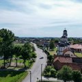(Foto): "Još pozorište da otvorimo, pa Bog da nas vidi!" Selo u Semberiji ima bazen, nekoliko fabrika, gradonačelnika i…