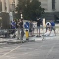 VIDEO Uklonjen transparent "Bolje ćaci nego naci" koji je stajao ispred Skupštine Srbije