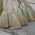 Niško JKP „Mediana“ za 1 milion dinara planira da kupi metle bez drške