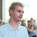 Pušten maturant Boža: Slavlje ispred Trećeg osnovnog tužilaštva