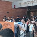 Ponovo okupljanje ispred Filozofskog fakulteta u Novom Sadu, policija raspoređena ispred glavnog ulaza