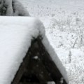 Pao prvi sneg na Goliji, putevi prohodni uz obaveznu zimsku opremu (VIDEO)