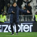 Opšti rusvaj u humskoj - grobari gađali tanjgu: Trener Vojvodine krenuo u obračun, a onda ga je Žandarmerija iznela sa terena…