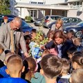 Mališani u dvorištu škole zasadili svoje Drvo generacije: Prelepa slika iz Kladova - "zalivaćemo ga i paziti kao što čuvamo…