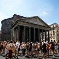 Užas u Rimu: Turista poginuo nakon pada sa zidina Panteona