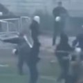 Neviđeni haos u Crnoj Gori! Huligani s motkama upali na teren, nastala opšta makljaža, policija prekinula meč!
