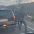Vozilo se zaustavilo nasred puta, ubrzo je nastao nezapamćen haos! Makljaža kod Ostružnice: Tukli se rukama, nogama i drvenom…