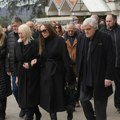 Sahranjena majka Goge Sekulić! Tužna scena na groblju u Sremčici, sestra sve vreme pridržava uplakanu pevačicu