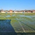 Skandal u okolini Beograda: huligani upali na teren, upalili prskalice i potopili ga