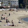 Prvi kupači na plaži u Ulcinju: Lepo vreme izmamilo turiste na Maloj plaži (foto)
