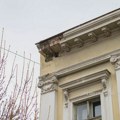 OPREZ: Centar se kruni pred očima grada. Sa objekta bivše Kino-bašte otpada fasada, nadležni ćute!? Urušavanje centra…