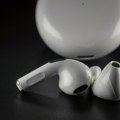 Siri dobija "oči": Stižu nove Apple slušalice sa kamerama