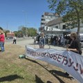 Dva skupa u Zrenjaninu kod kružnog toka: Podrška studentima i podrška vlastima, razapeti i šatori