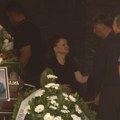 Mala Cana sa jedne strane kapele, ćerke sa druge: Prijatelji i kolege Andrije Bajića izjavljuju saučešće, pevačica jeca dok…