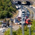 Na A1 se prevrnuo kamion preko obje trake, prekinut promet. Kolona 28 km prema Zagrebu