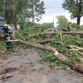 Spasioci evakuisali ljude Tokom nezapamćene oluje u Srbiji: Vanredna situacija u više gradova i opština (foto)