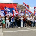 Kragujevački naprednjaci organizovali “spontani” defile povodom Dana zastave