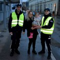 Pripadnici zrenjaninske policije priredili iznenađenje najmlađima: Svakom detetu poklon