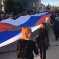 Чланови Покрета социјалиста развукли српску и руску заставу у центру Новог Сада “Србија се уверила ко су јој пријатељи”…