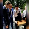 Po ovoj vrućini najbolje je prase iz furune: Predsednik Vučić pokazao kako je ugostio Srbe iz RS (foto)