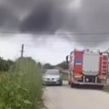 Veliki požar kod Surčina, gori objekat od 2.000 kvadrata! 18 vatrogasaca na terenu, pojavili se snimci
