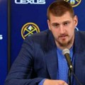 Nikola Jokić posle maestralne partije: Psovka na srpskom nasmejala sve na konferenciji! (VIDEO)