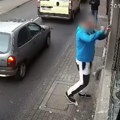 Ovo se zove instant karma: Huligan krvnički razbijao izlog, a samo nekoliko sekundi kasnije usledio neočekivani obrt (video)