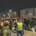 Četvrta blokada glavne raskrsnice Beograda na vodi: Policija privodi napadače na učesnike protesta (VIDEO, FOTO)