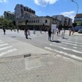 Kragujevčani na raskrsnici kod "Uzora" odali poštu nastradalima u Novom Sadu i Topoli (FOTO)