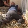 (Video): Vladica u porodičnoj kući pronašao zmiju dugu skoro dva metra, ali to nije sve! U dvorištu otkrivena još dva…