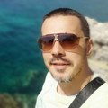 "Svaki dan primam struju u mozak tri puta, peče me i boli..." Poznati pevač prolazi kroz agoniju: Sa lisicima su me odveli u…