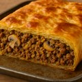 Za ovo vredi uključiti šporet i na plus 30: Pita sa mlevenim mesom, šampinjonima i karijem