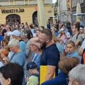 Više stotina ljudi na trgu u Poznanju: Ne, nisu stigle Delije! Nešto drugo je u pitanju! (video)